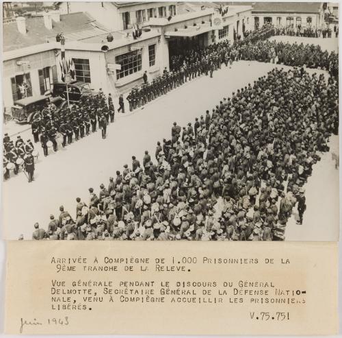Arrivée de prisonniers libérés au titre de La Relève à Compiègne juin 1943