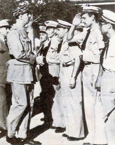 De Gaulle à Rayak passant en revue les pilotes du GC 3 Normandie Niemen