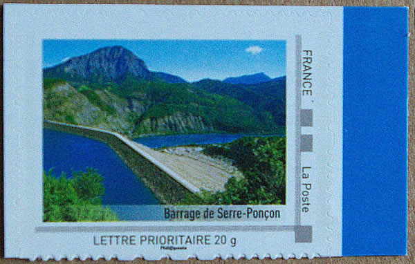 Timbre personnalisé d'un collector montrant le barrage de Serre_Ponçon