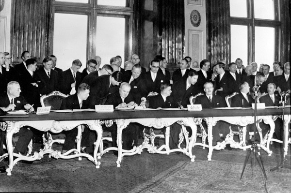 Séance de signatures du traité d'Etat (à droite Antoine Pinay).