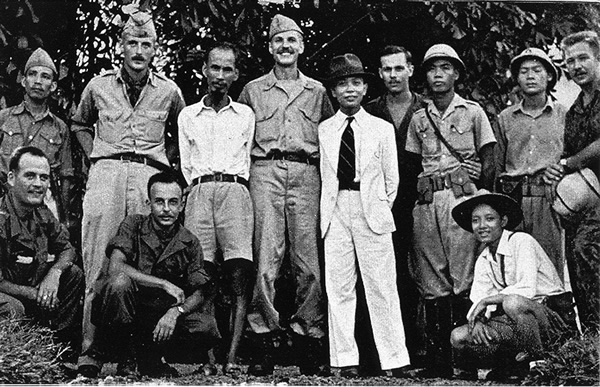 Officiers américains  posant avec Hochiminh et Giap en octobre 1945