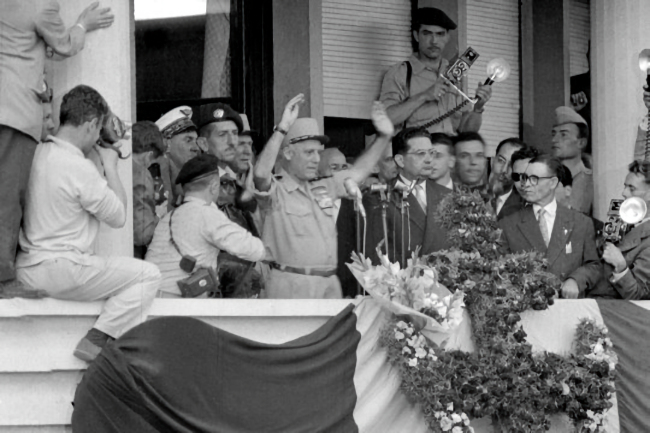 Généraux au balcin du Gouvernement général  le 13 mai 1958