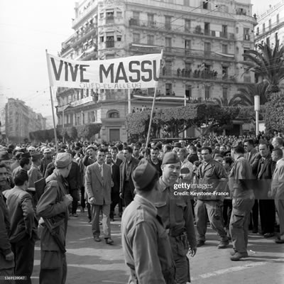 Arrivée d'une délégation lors de la semaine des barricades 31 janvier 1960